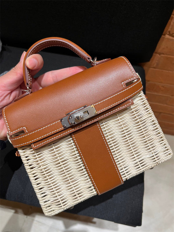  shopper bag close-up of hardware and finish 17