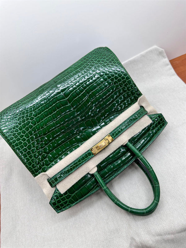  chic shopper bag styled with outfit