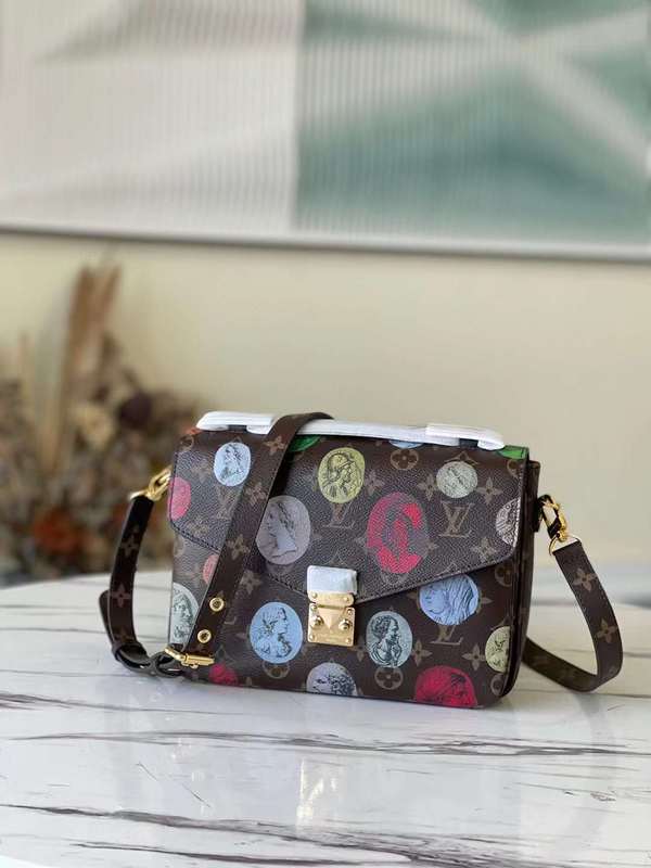 Side profile of structured chic women's handbag – women's luxury accessory
