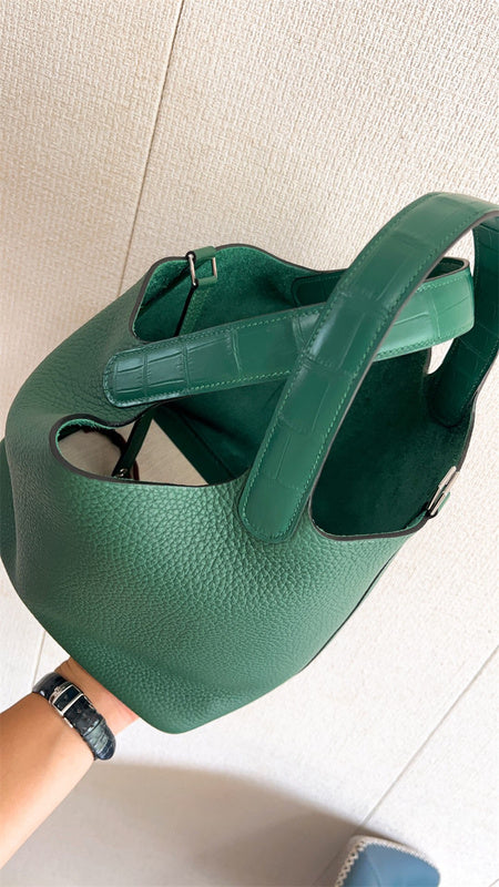  shoulder bag interior and compartment view 9
