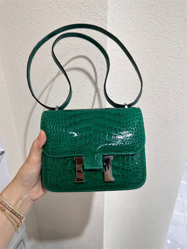  Understated structured bag front view 25