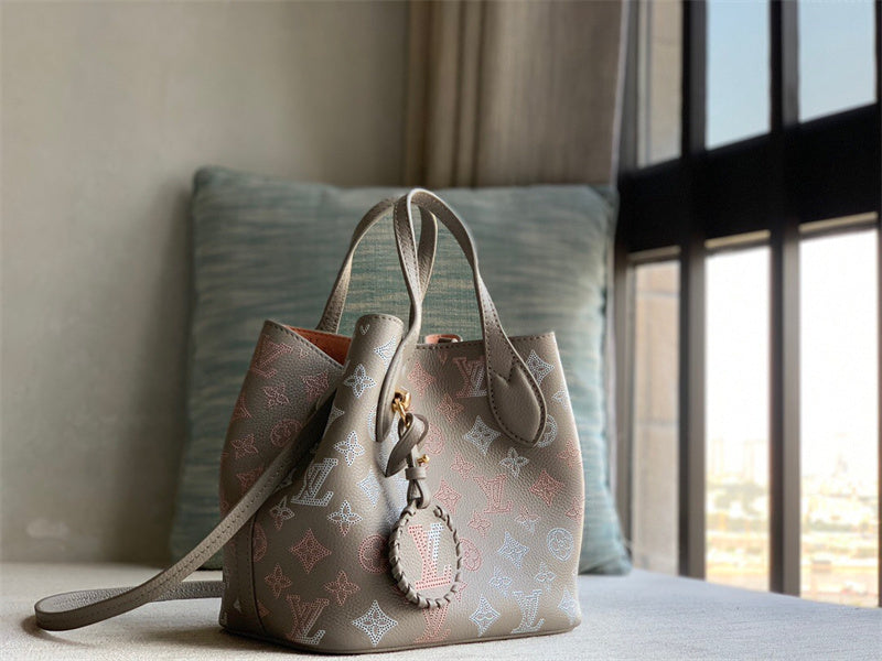  understated carryall bag detail view showing craftsmanship