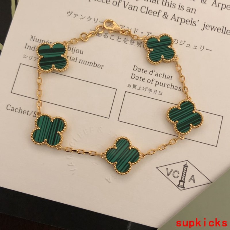 Full view of Van Cleef & Arpels unisex jewelry piece