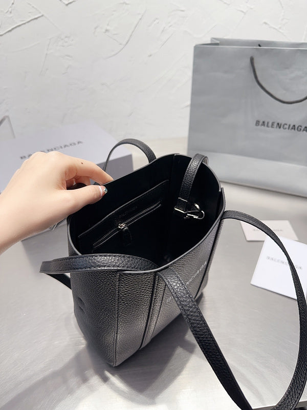 Ziva's Charm handbag – back view (one versatile size)
