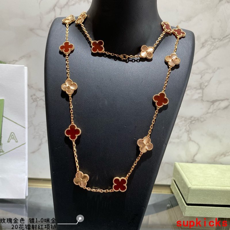 Front view of Van Cleef & Arpels unisex jewelry piece