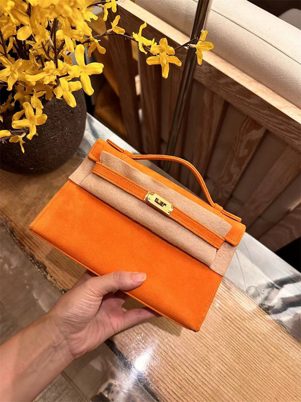  Streamlined structured bag carried on shoulder