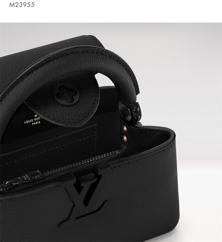  shoulder bag interior and compartment view 9
