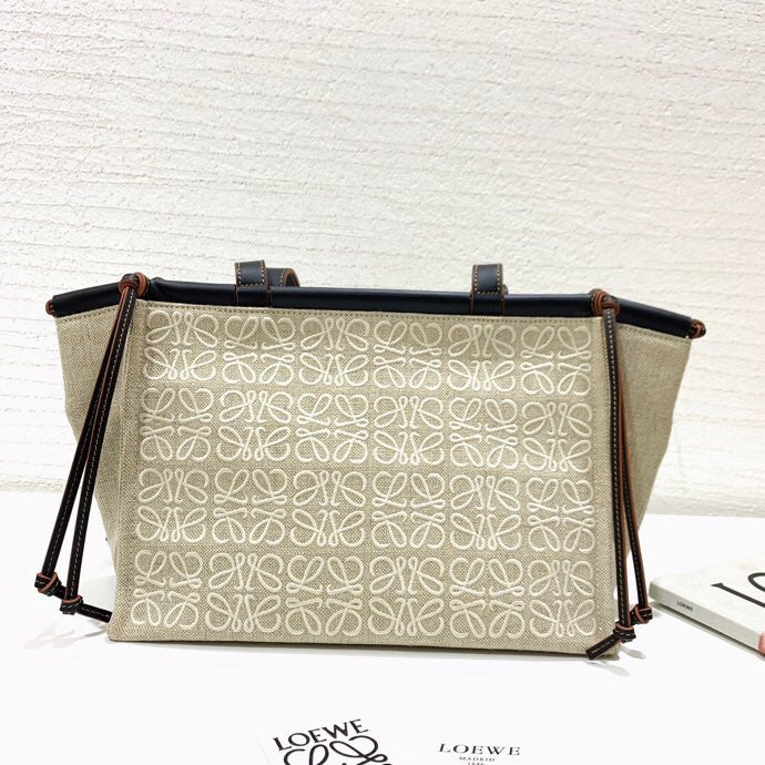 Ziva's Charm handbag – detail view (32cm*24cm*15cm)