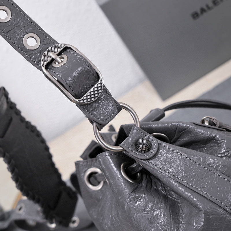 Zivas Charm Contemporary Flair Statement Handbag (Timeless Wardrobe Addition) – Close-Up Detail 11