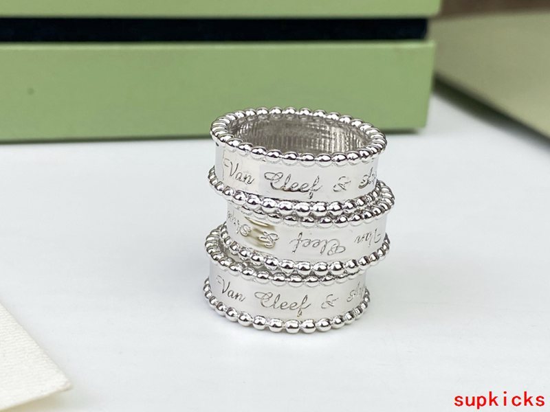 Full view of Van Cleef & Arpels unisex jewelry piece