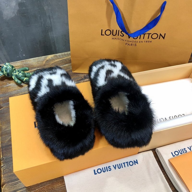 Front view of Louis Vuitton luxury piece style No.132