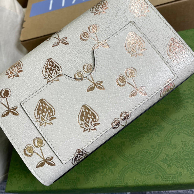 Close-up detail of statement polished women's handbag – women's everyday handbag