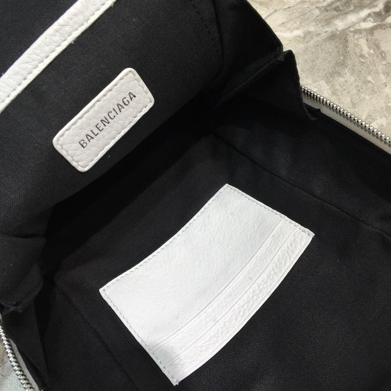 Modern Premium PU Leather Handbag - Premium Craftsmanship Detailing | Women's Premium Handbag #1071 - texture close-up (image 9) of designer-inspired handbag