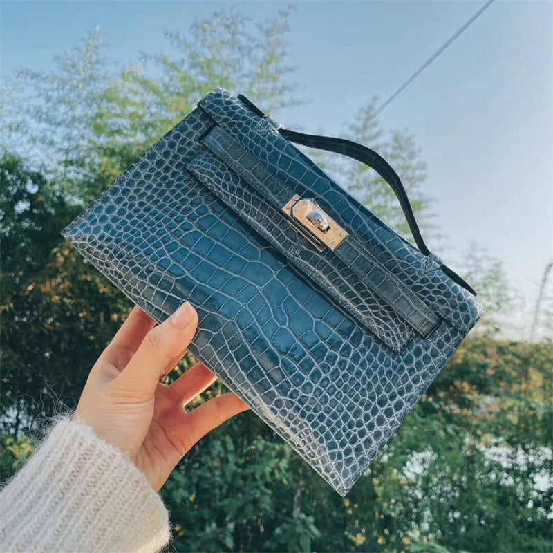  Refined shoulder bag carried on shoulder 28