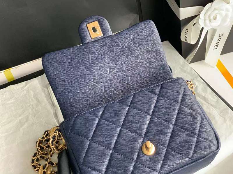 Zivas Charm Chic Craftsmanship Everyday Handbag (Considered Detail & Form) – Detail View