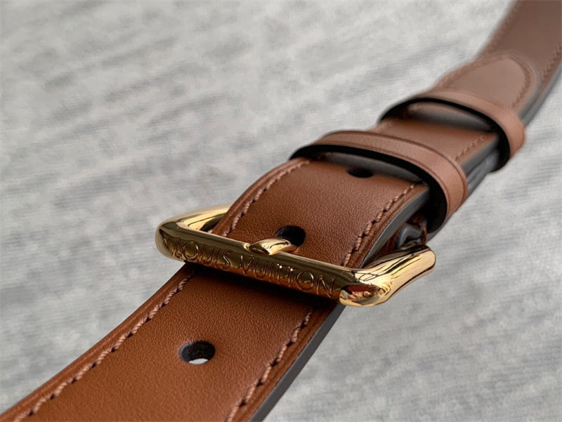  Clean-Lined everyday bag carried on shoulder 10