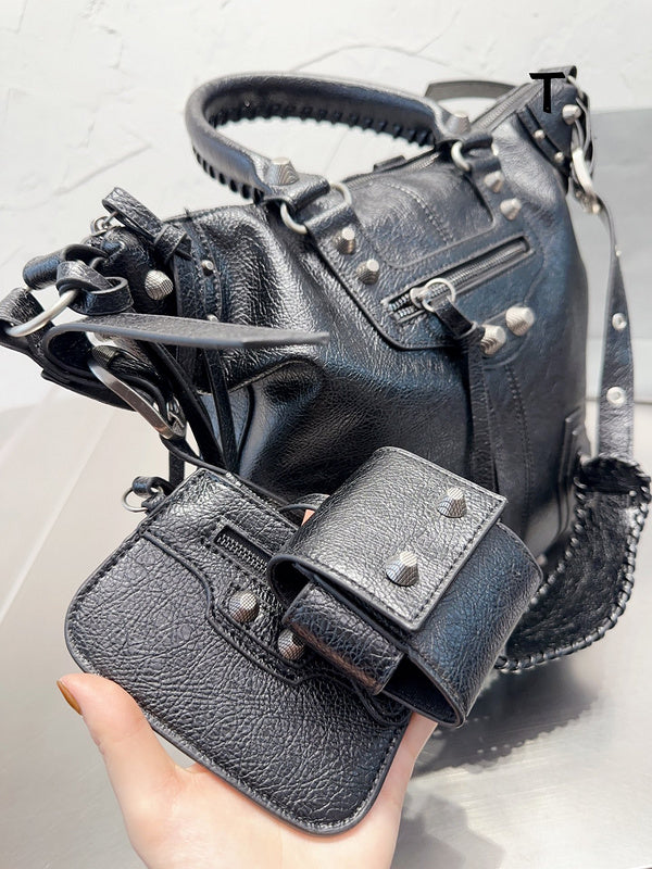 Ziva's Charm handbag – close-up view (one versatile size)