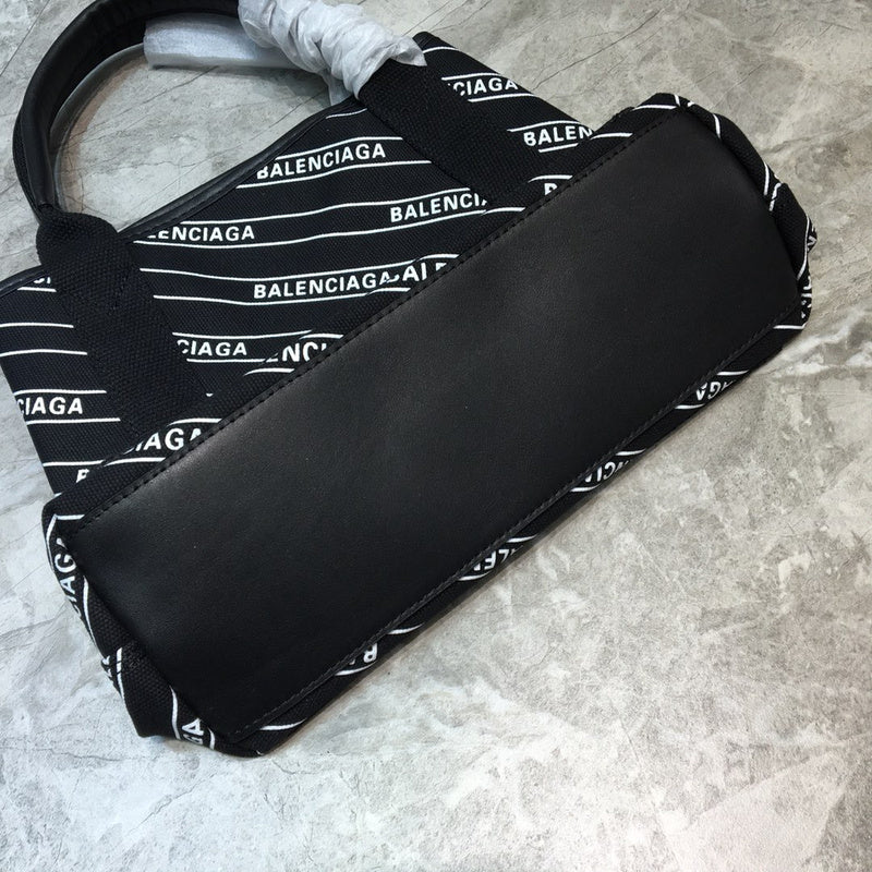 Sophisticated Vegan Leather Handbag - Everyday Elegance | Women's Premium Handbag #757 - hardware and detail close-up (image 5) of designer-inspired handbag
