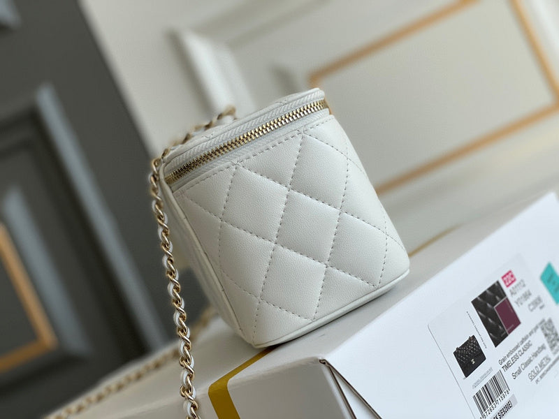 Zivas Charm Modern Edge Designer Handbag (Versatile Style Statement) – Close-Up Detail