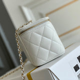 Zivas Charm Modern Edge Designer Handbag (Versatile Style Statement) – Close-Up Detail