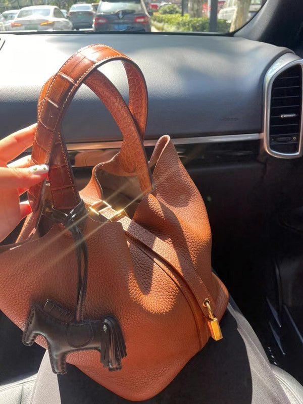  chic shopper bag styled with outfit