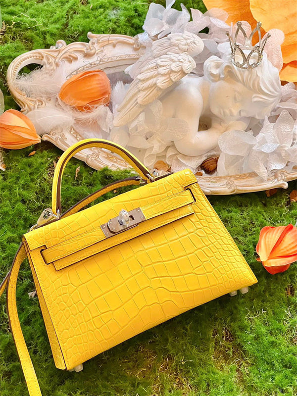  effortless carryall bag detail view showing craftsmanship 8