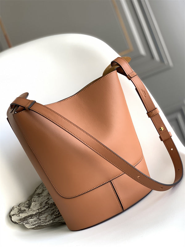 Ziva's Charm handbag – carry view (32cm*26cm*13cm)