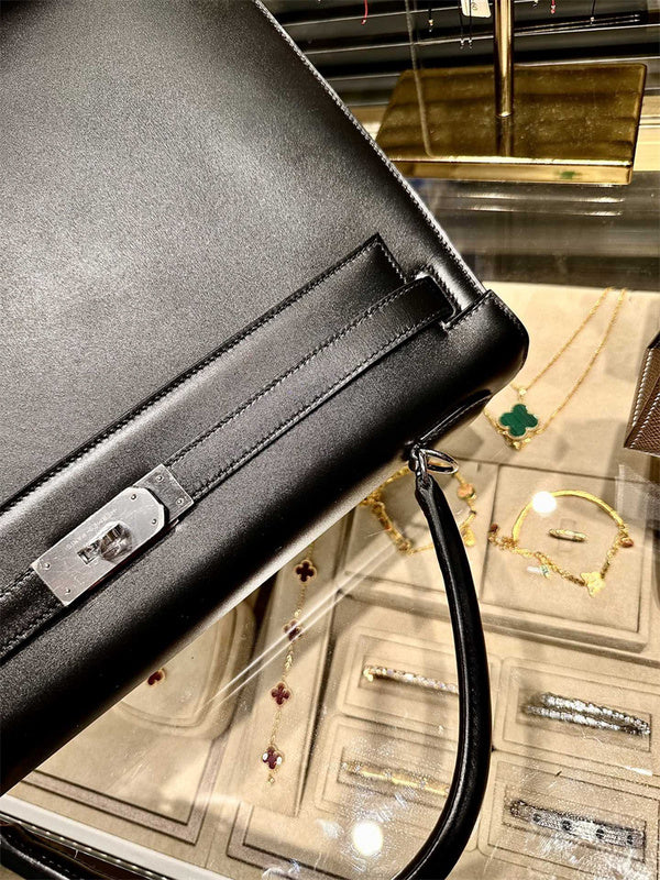  shoulder bag interior and compartment view