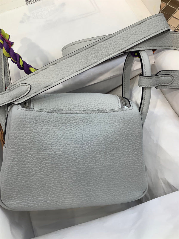  essential everyday bag detail view showing craftsmanship 20