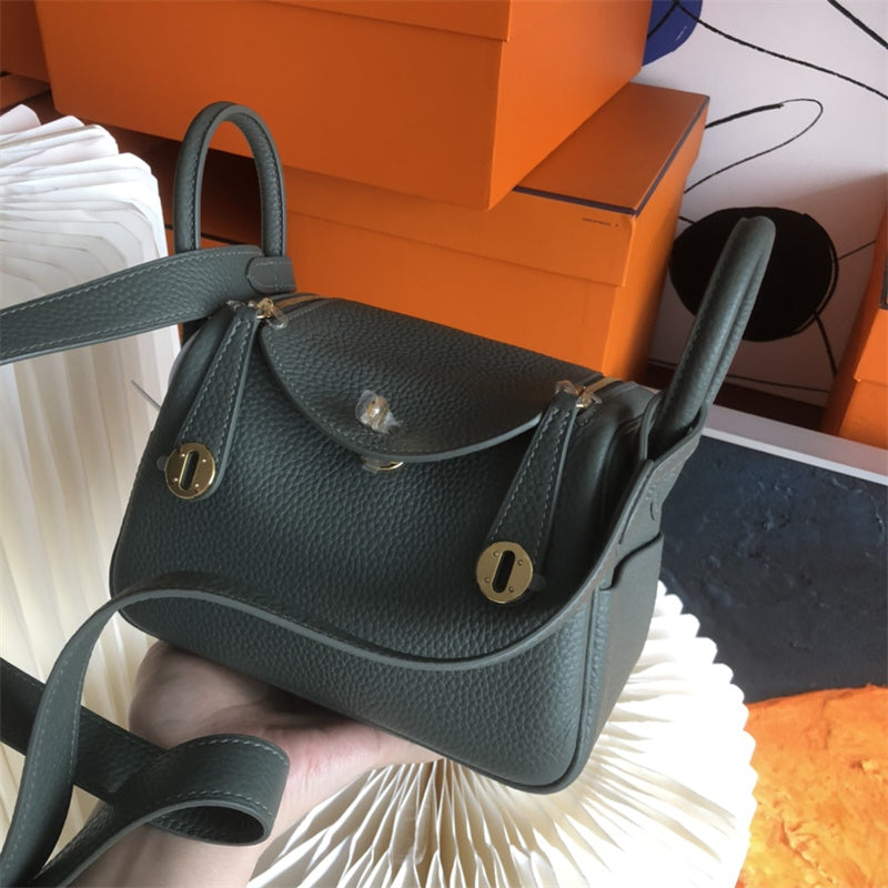  Streamlined shopper bag carried on shoulder