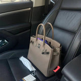  chic everyday bag detail view showing craftsmanship 8