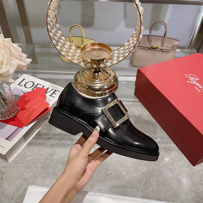Side profile view of Roger Vivier luxury piece style No.093