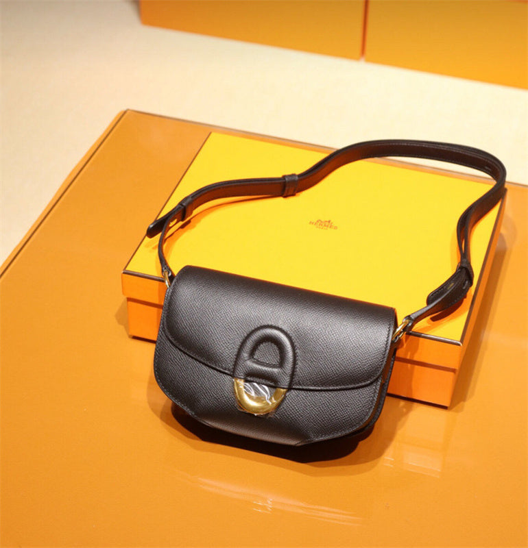  Chic structured bag front view