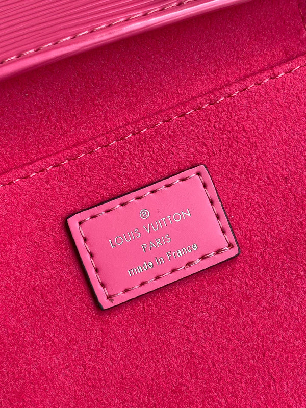 Side profile of everyday-luxe classic women's handbag – women's statement bag