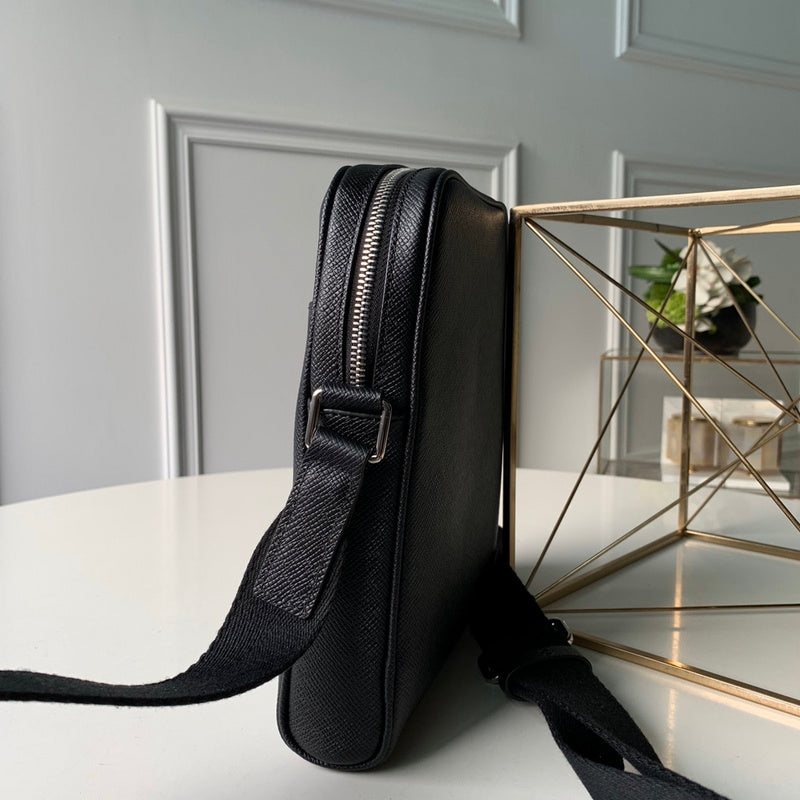 Handle and strap detail of refined premium women's handbag – women's premium purse