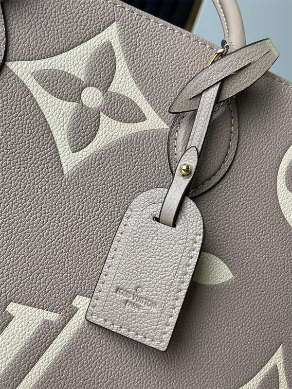  Signature shoulder bag front view 25