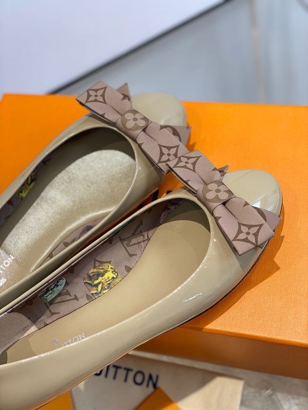Louis Vuitton shoes Style 303 - top view showing design