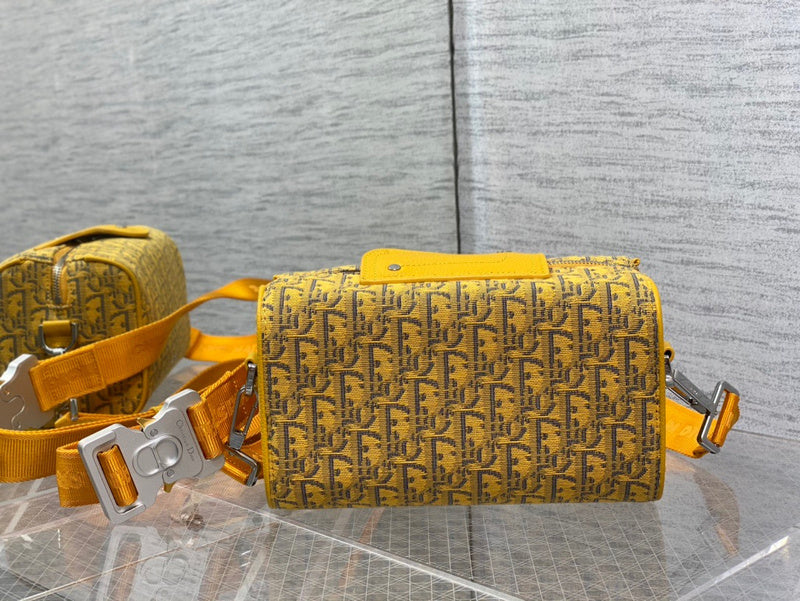 Handle and strap detail of everyday-luxe premium women's handbag – women's statement bag