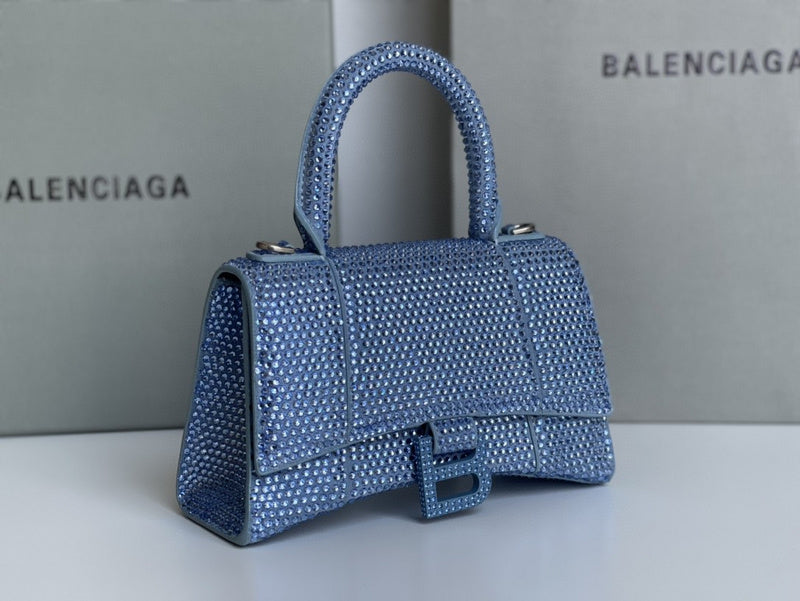 Zivas Charm Classic Sensibility Statement Handbag (Everyday Luxury Essential) – Close-Up Detail