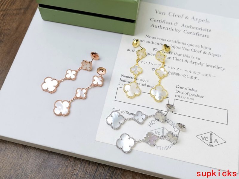 Angled view of Van Cleef & Arpels unisex jewelry piece