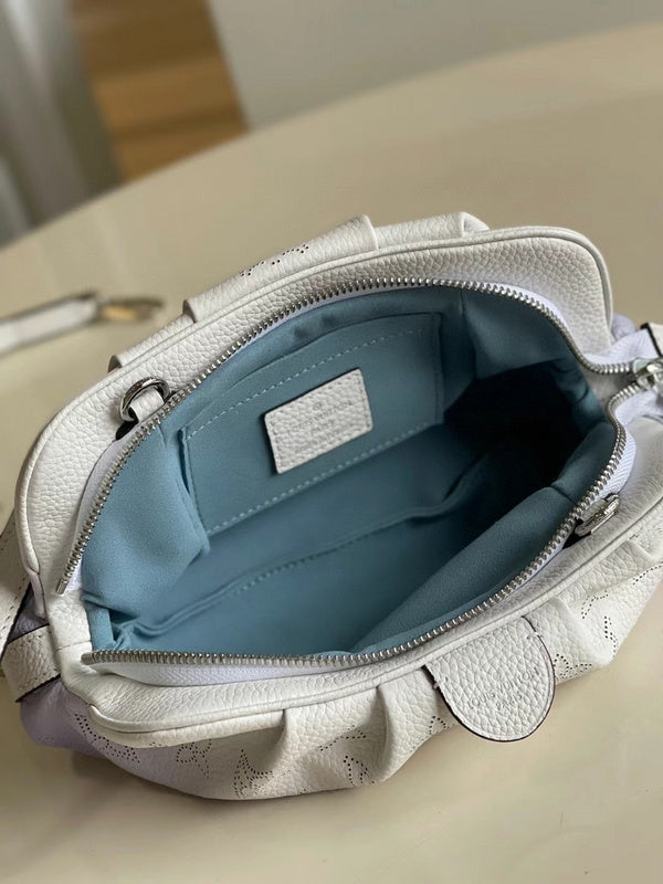 Handle and strap detail of statement modern women's handbag – women's statement bag