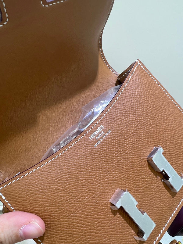 Side view of fluid structured handbag
