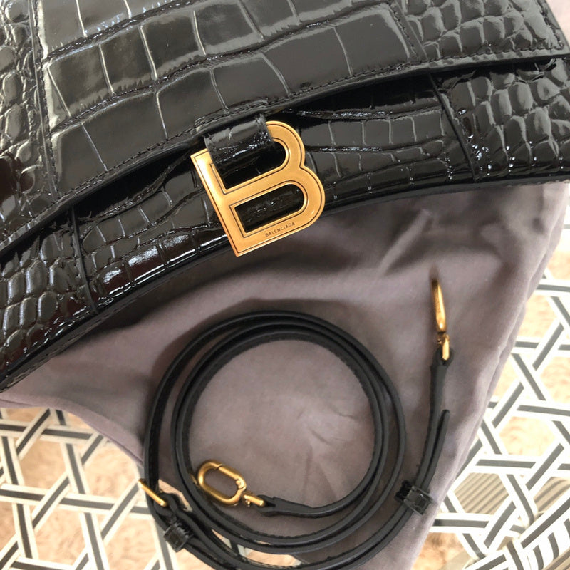 Handle and strap detail of classic sleek women's handbag – women's luxury accessory