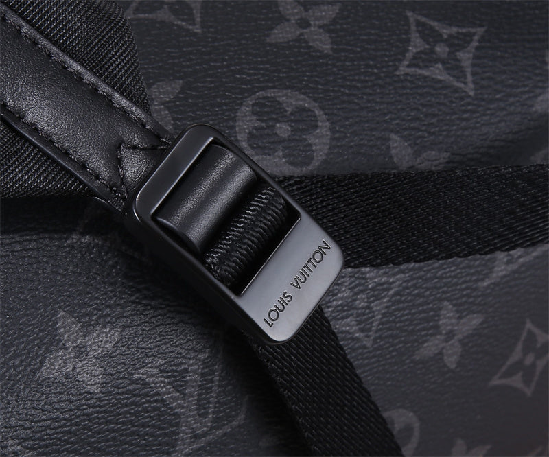  Streamlined shopper bag carried on shoulder