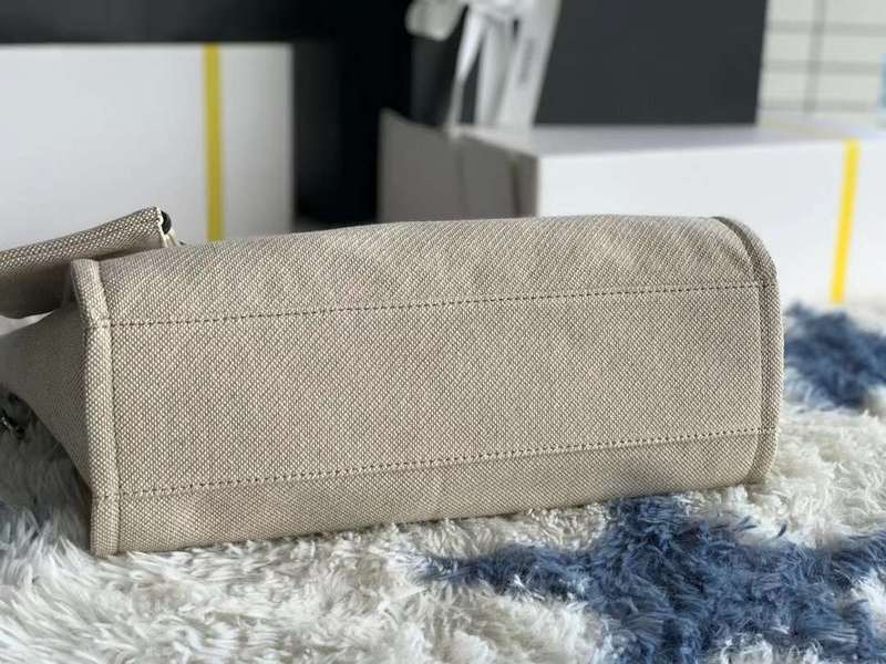 Zivas Charm Modern Minimalist Look Everyday Handbag (Statement-Ready Design) – Styled Look