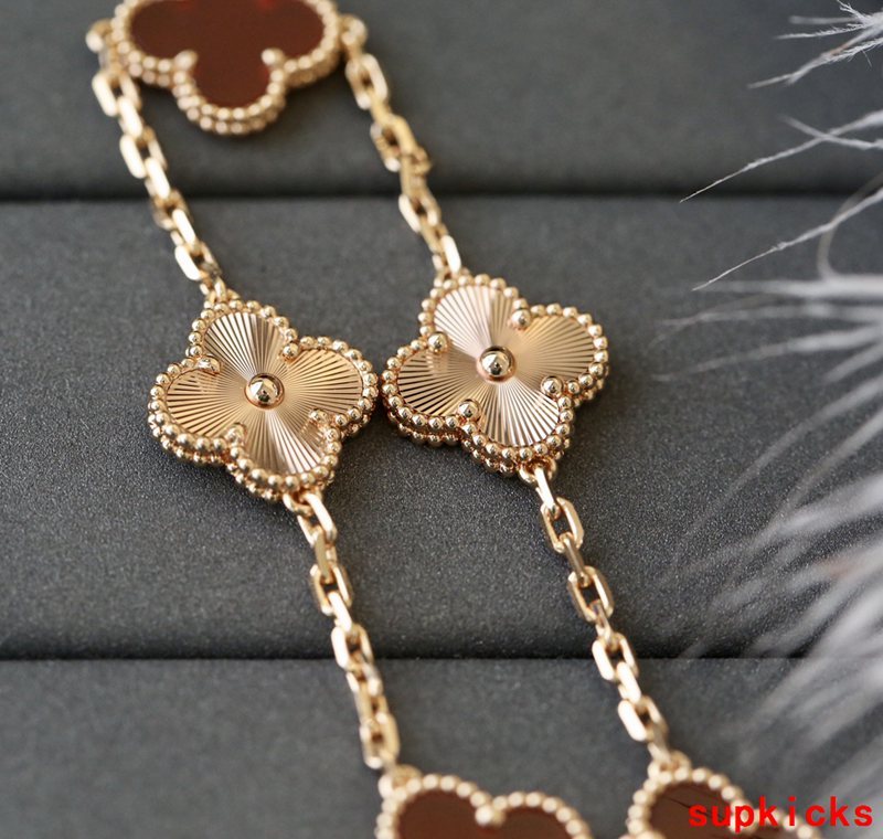 Angled view of Van Cleef & Arpels unisex jewelry piece