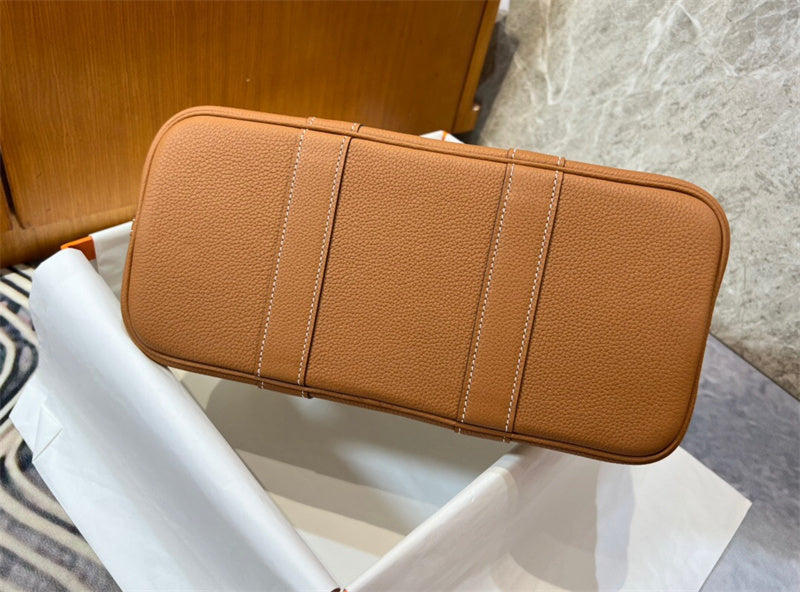  Effortless everyday bag front view 25