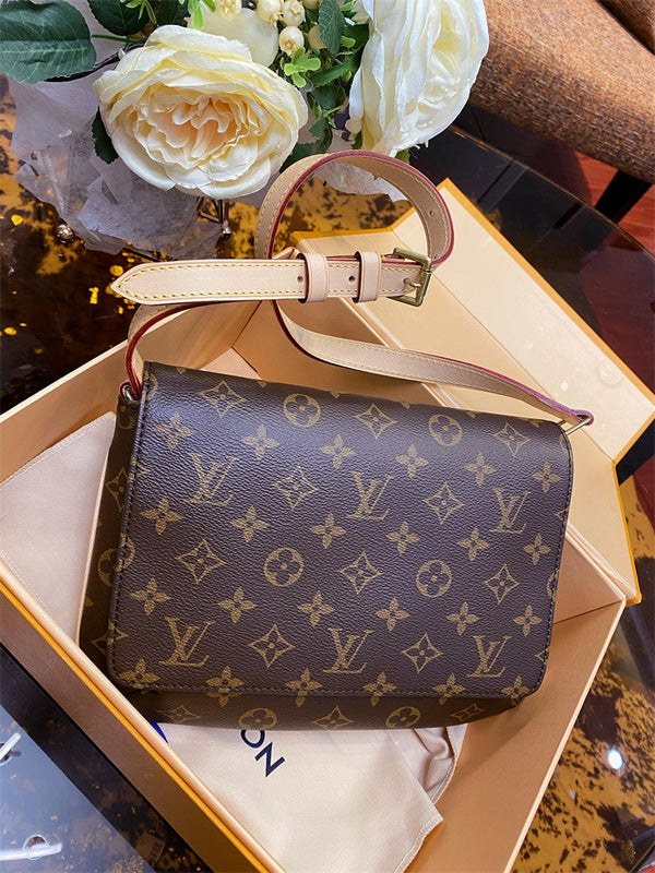  tote bag interior and compartment view