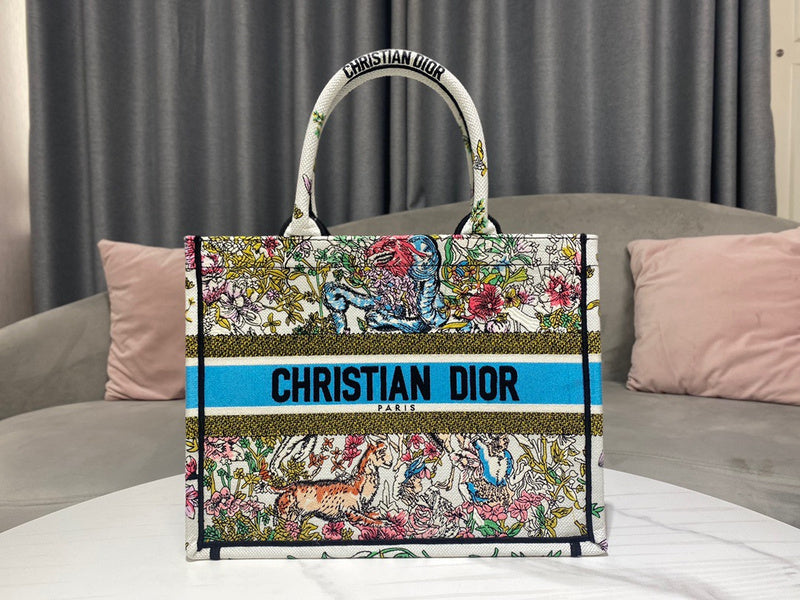 Handle and strap detail of everyday-luxe statement women's handbag – women's luxury handbag