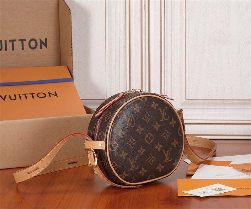  Classic everyday bag carried on shoulder